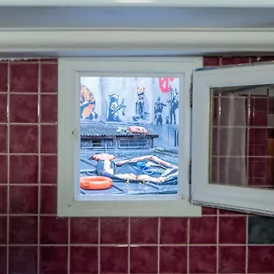 Hotel Walled Off, Parigi